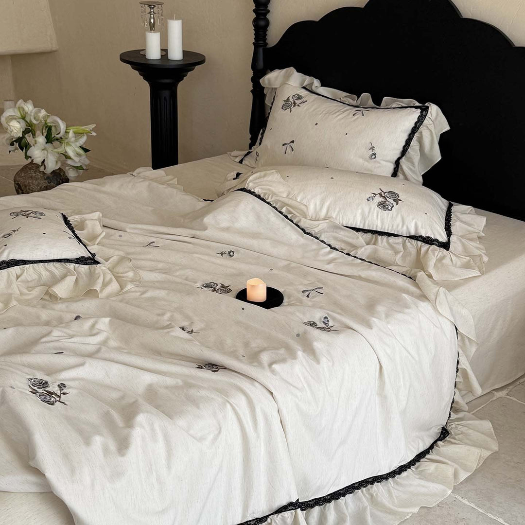 Bedding set linen look with rose embroidery, ruffle and contrasting lace trim