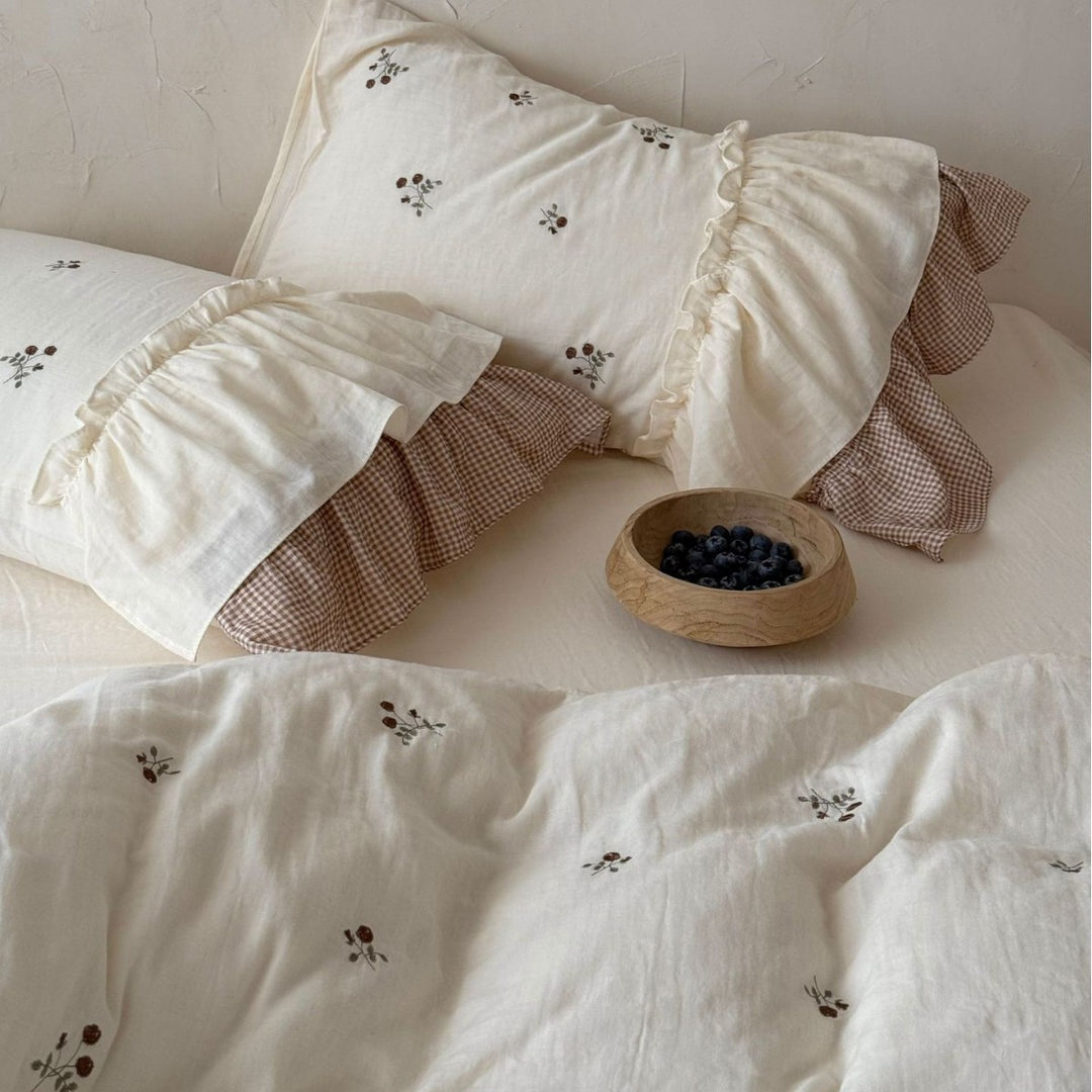 Light cotton-linen bedding set with ruffle, delicate embroidery and checked bed skirt