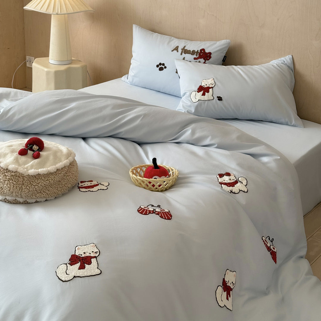 Cotton satin duvet cover set with chenille cat appliqués and fine satin quality