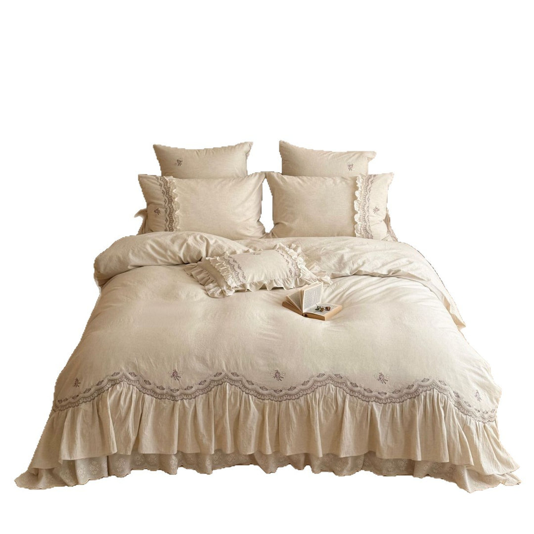 Romantic bedding set with ruffle, delicate embroidery and linen look