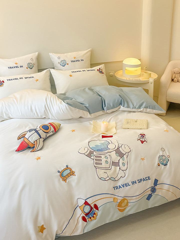 Children's bedding set made of soft cotton blend with embroidered astronaut and rocket motifs