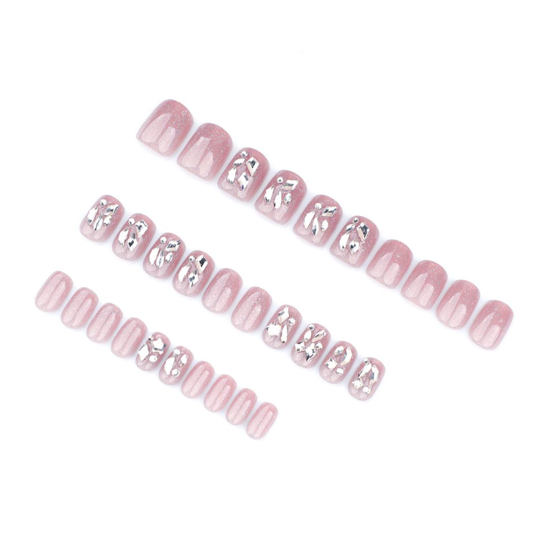 Artificial nail art with glamorous glitter accents Kalsten