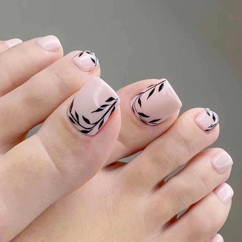 Artful toenail art with delicate leaf motifs Kalsten