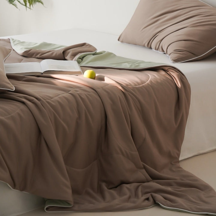 Light quilted blanket made of microfiber satin, breathable and hypoallergenic