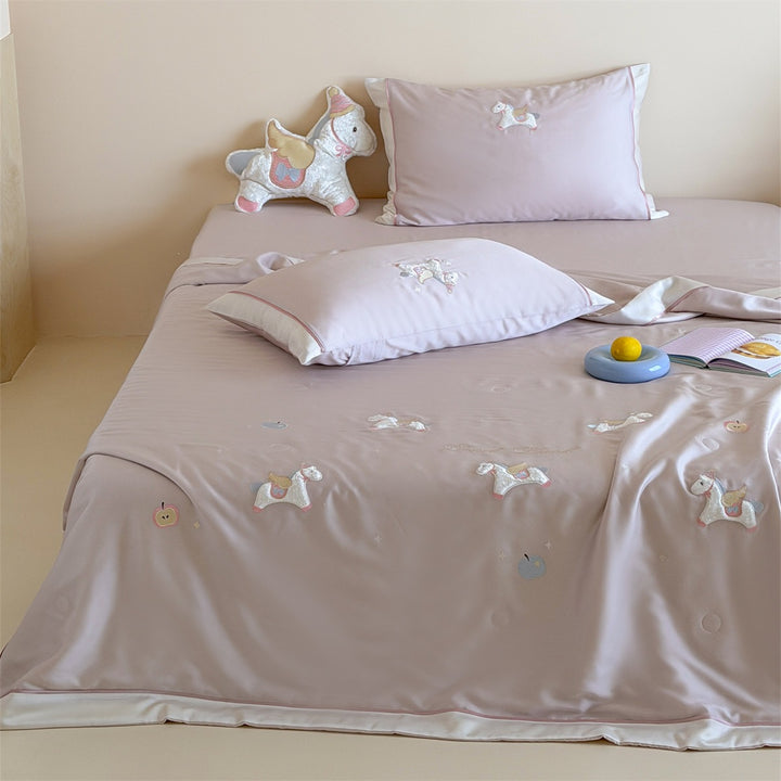 Children's bedding set with appliquéd animal figures, satin cover and quilted blanket