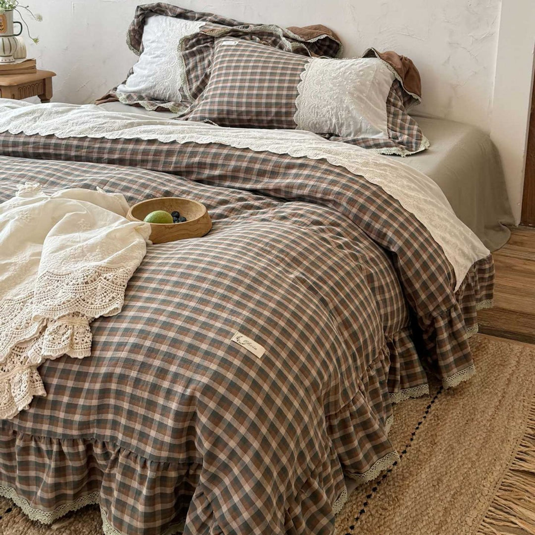 Padded bedding set with check pattern and lace frills