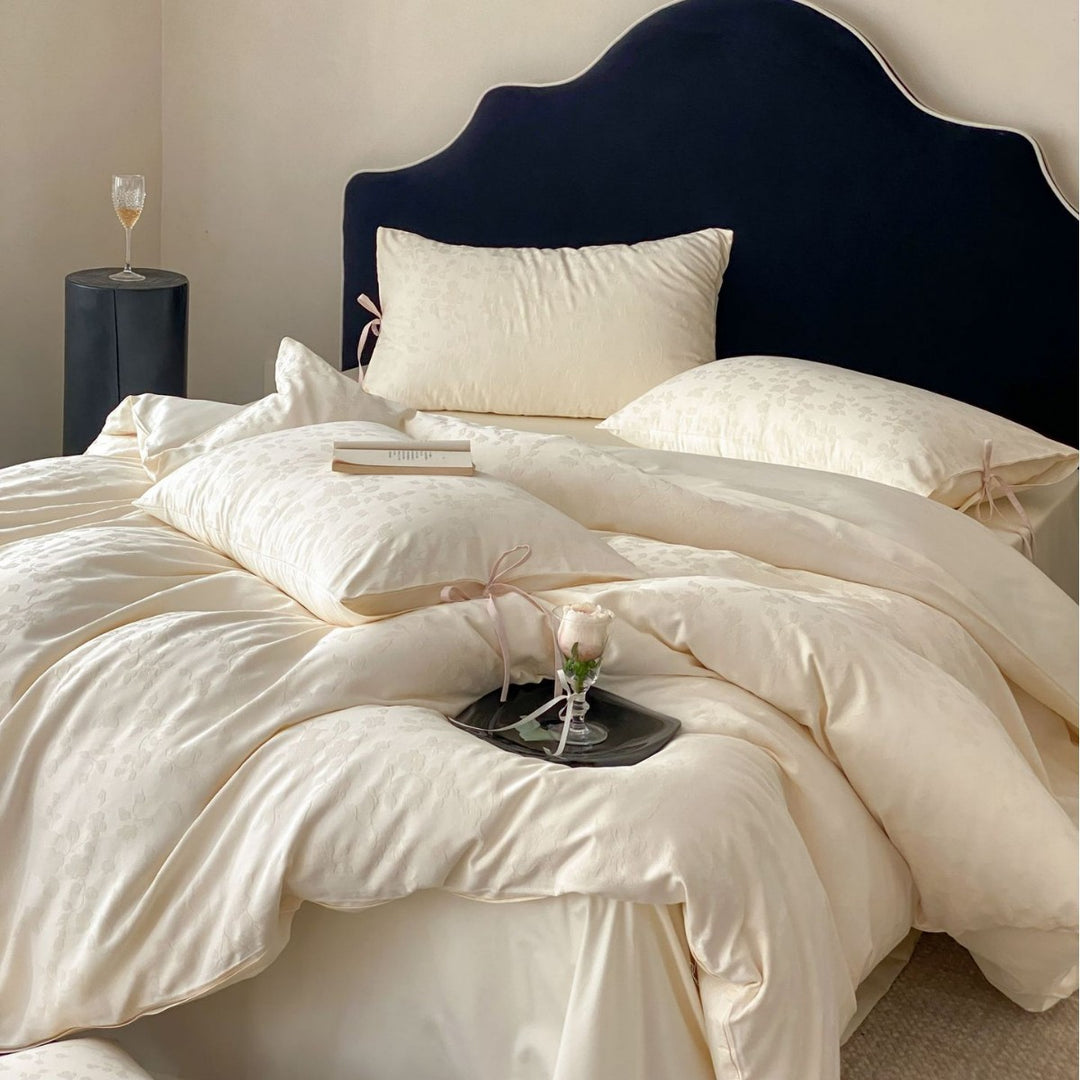Jacquard bedding set with bow closure and fine floral texture