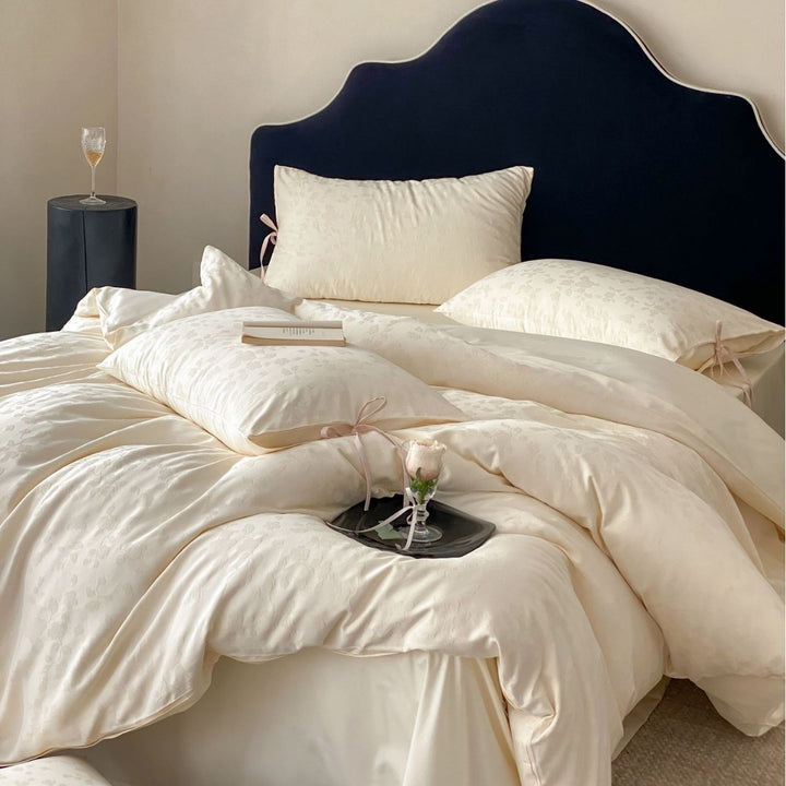 Jacquard bedding set with bow closure and fine floral texture