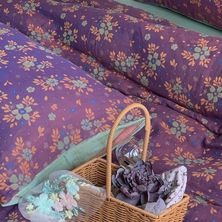 Reversible bedding set made of cotton-linen with delicate floral print and quilted blanket
