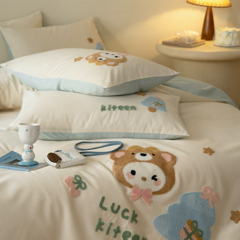 Children's bedding set with embroidered bear and mushroom appliqués made of cotton satin