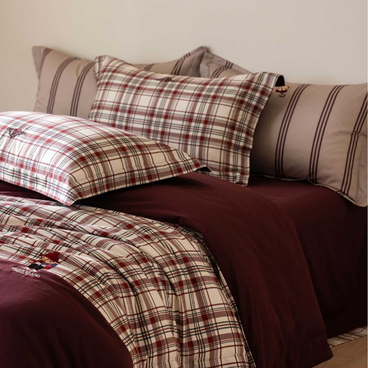 Checkered bedding set with reversible design and pillowcases