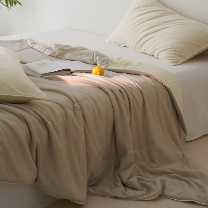 Light quilted blanket made of microfiber satin, breathable and hypoallergenic