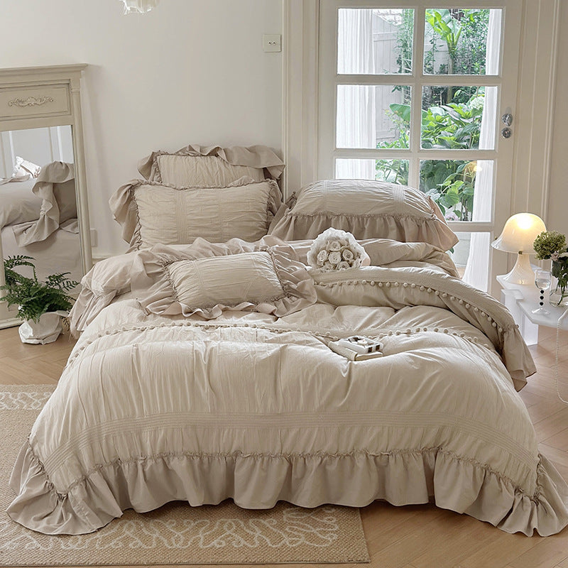 Bedding set made of cotton percale with ruffled flounce, decorative pleats, and pompom edge