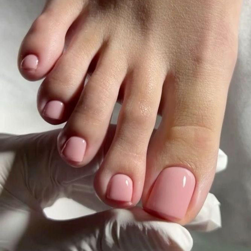 Artful toenail decoration with elegant gold accent Kalsten