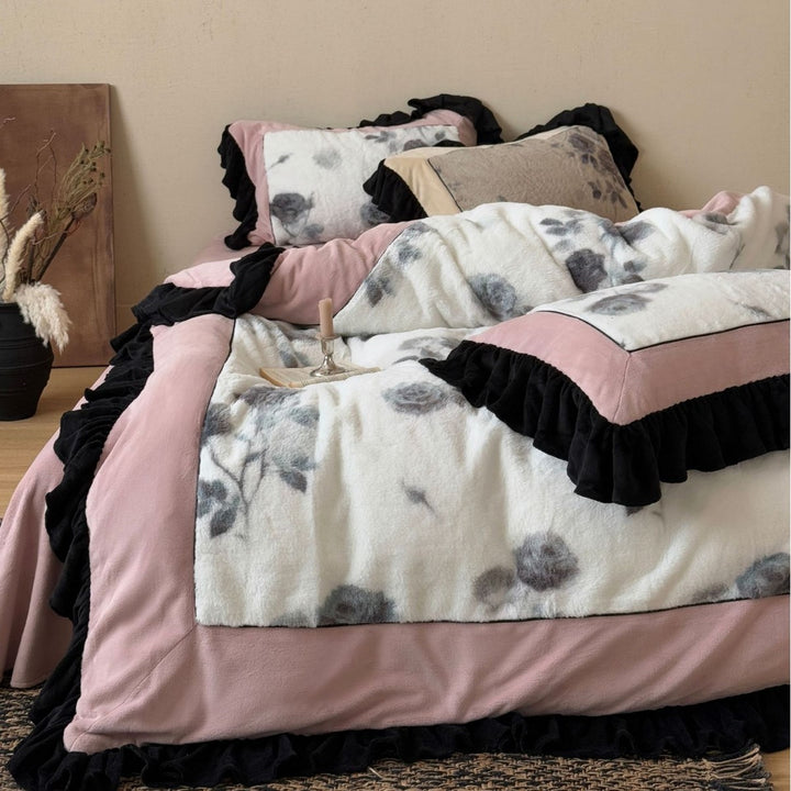 Bedding set watercolor flower print with structured chenille front and contrasting wave edge