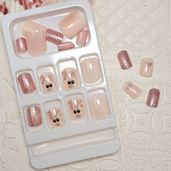Artistic Holiday-Themed Press-On Nail Set Kalsten