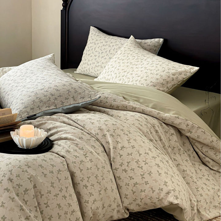 Bedding set made of cotton satin with delicate all-over floral pattern and reversible cover