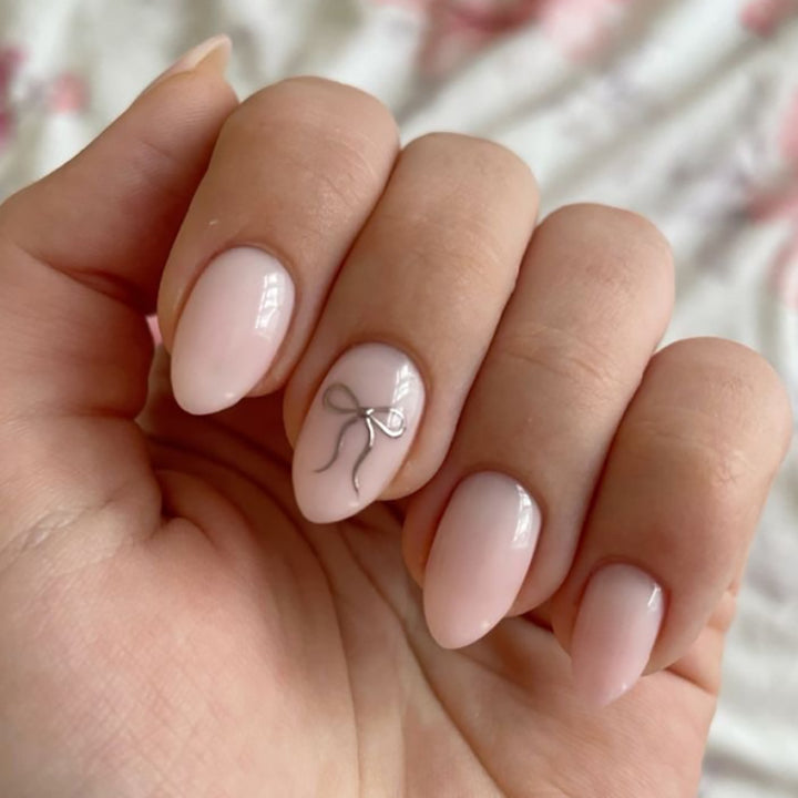 Artificial nail art with playful dots and bows Kalsten