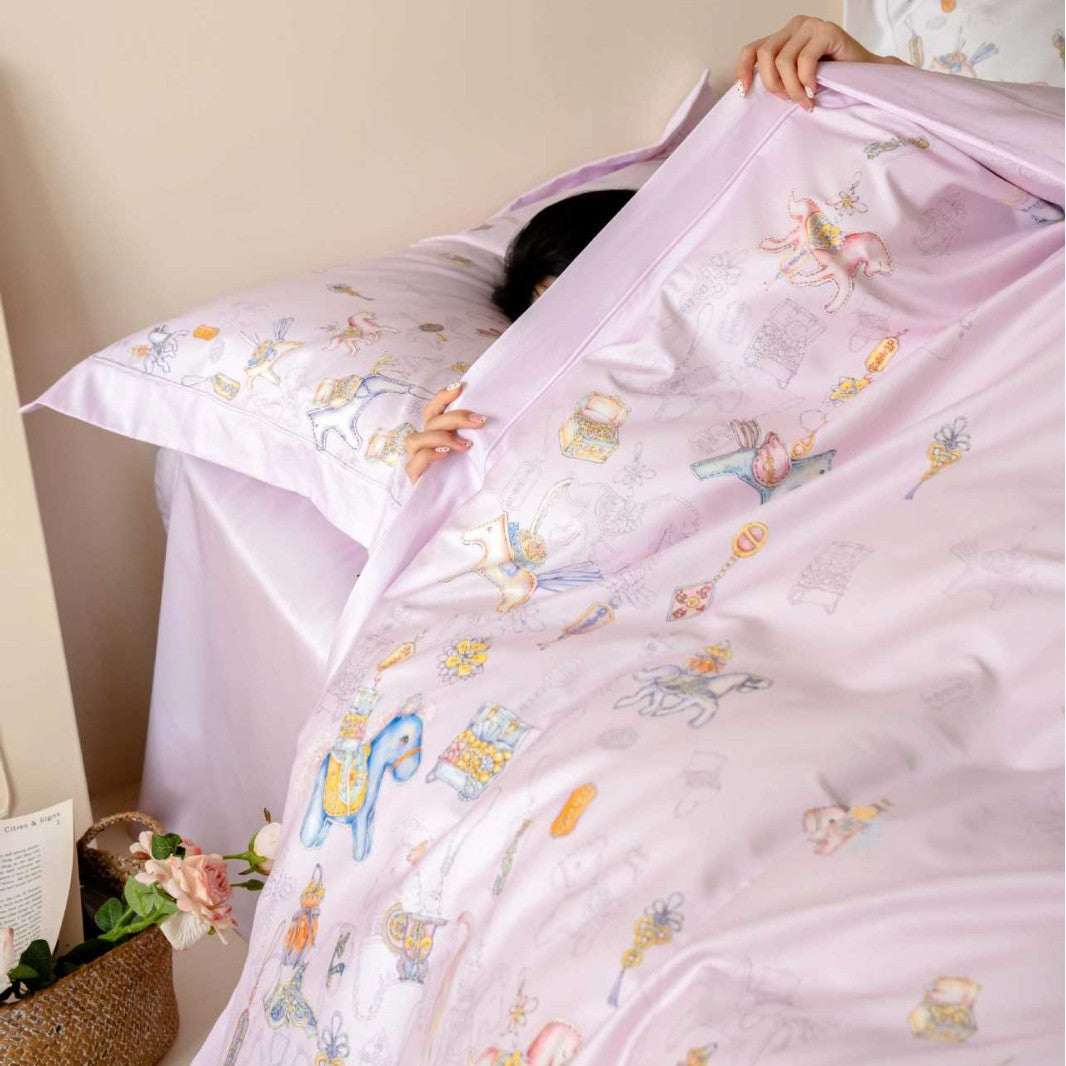 Children's bedding set with pastel-colored fairy tale print