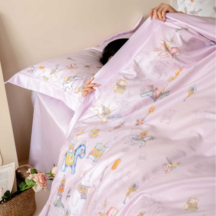 Children's bedding set with pastel-colored fairy tale print