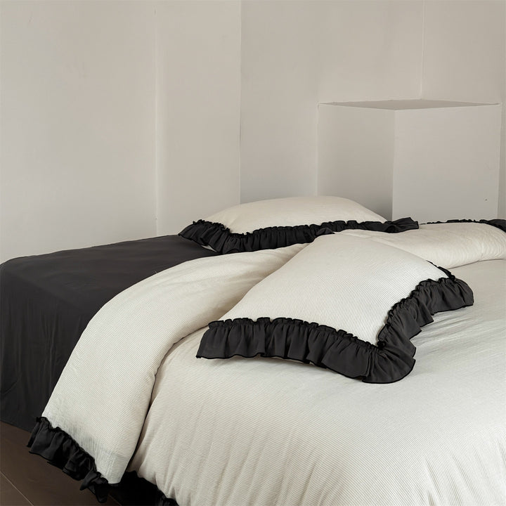 Bedding set with decorative ruffle trim and fine cotton texture