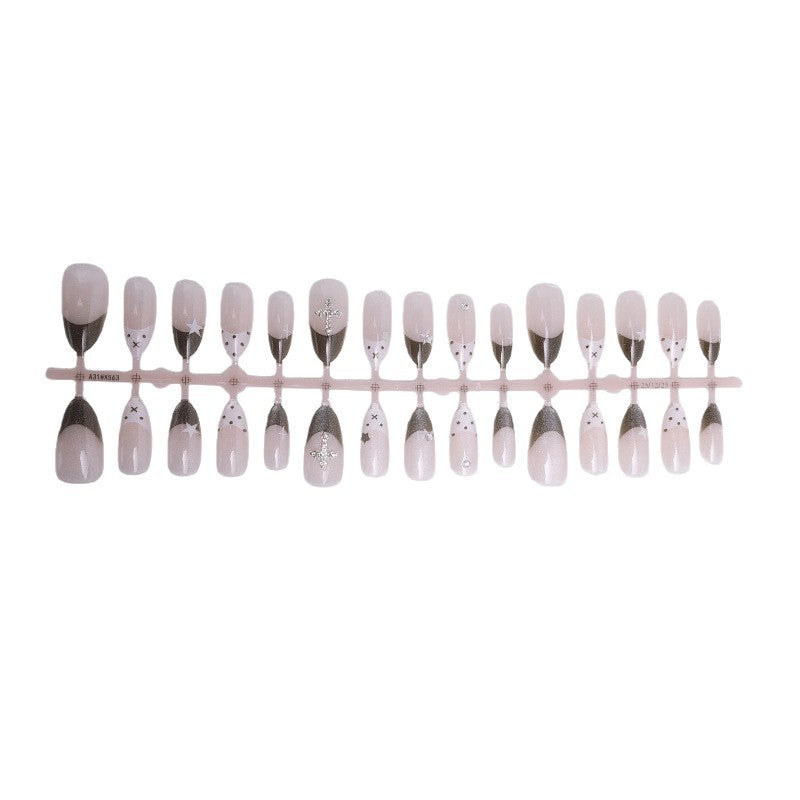 Glittering artificial nail design with elegant accents Kalsten