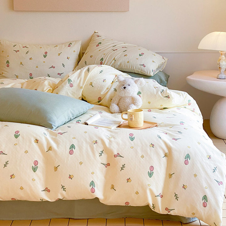 Cotton satin bedding set with playful strawberry all-over print and reversible blanket