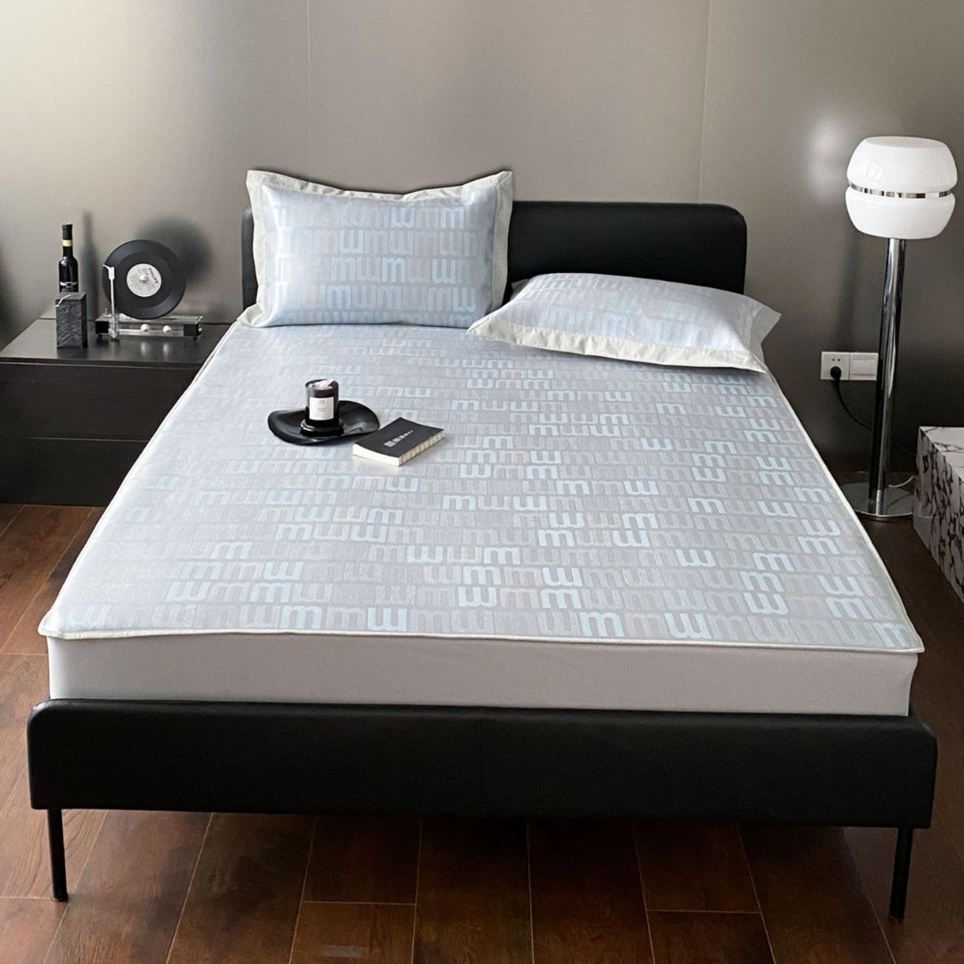Quilted mattress topper with jacquard pattern and non-slip base