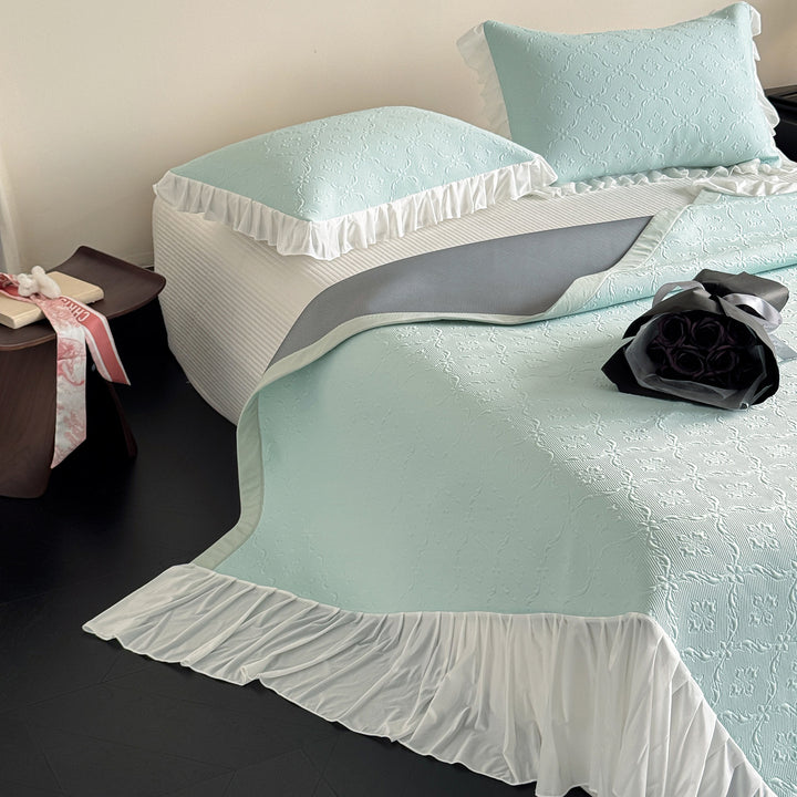 Quilted bedspread set with frill, relief pattern and light summer filling
