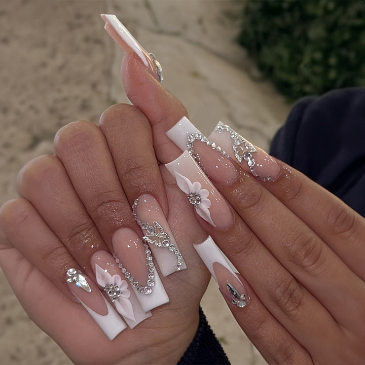 Acrylic nail set with glamorous golden accents Kalsten