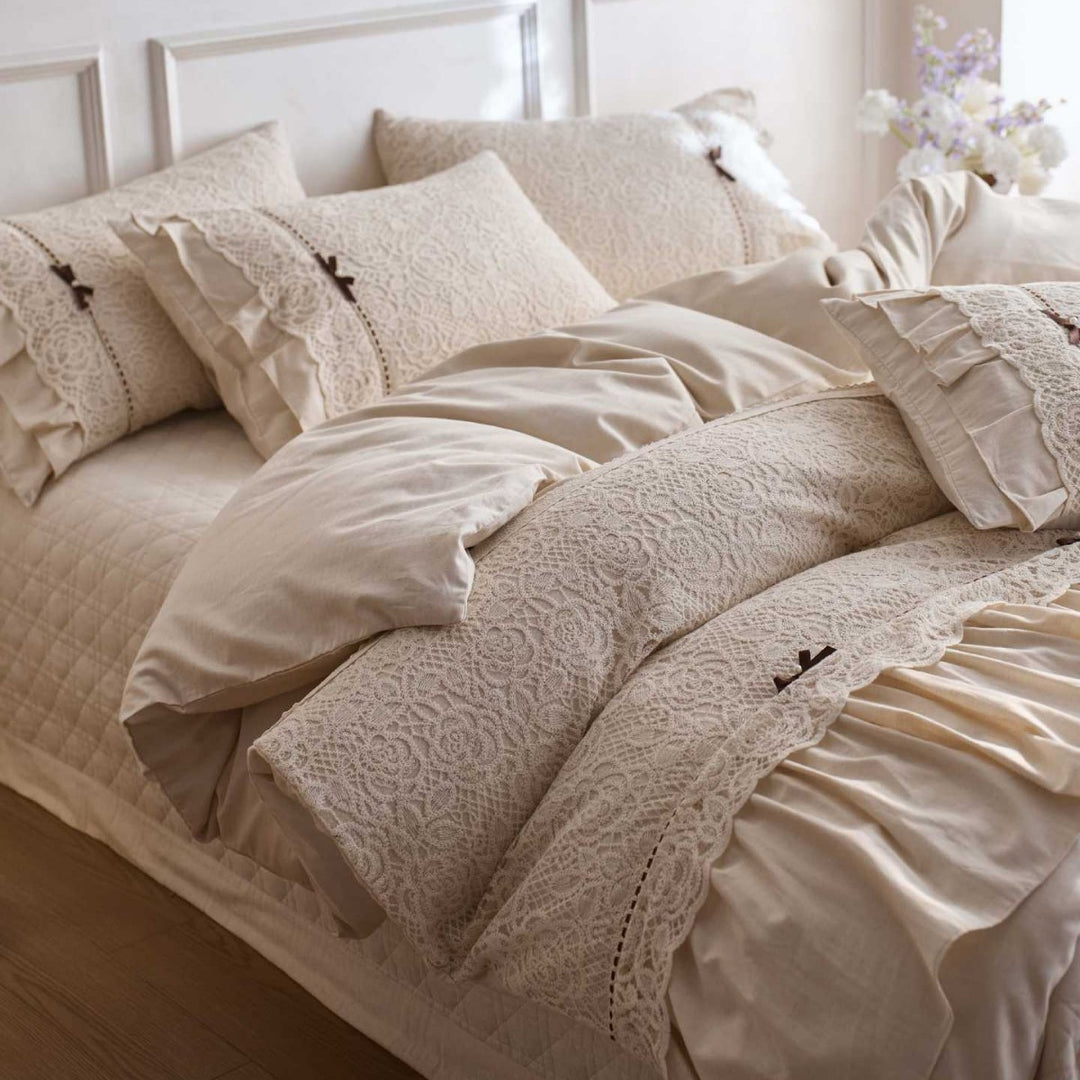 Bedding set made of cotton-linen with lace application, ruffle and decorative pillow