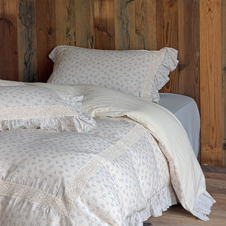 Bedding set made of cotton-linen with ruffled hem and lace decoration