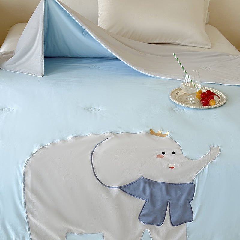 Reversible quilted bedspread with embroidered bear motif and light filling