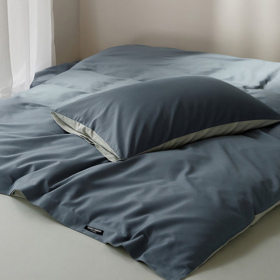 Cotton bedding set with satin finish and zipper
