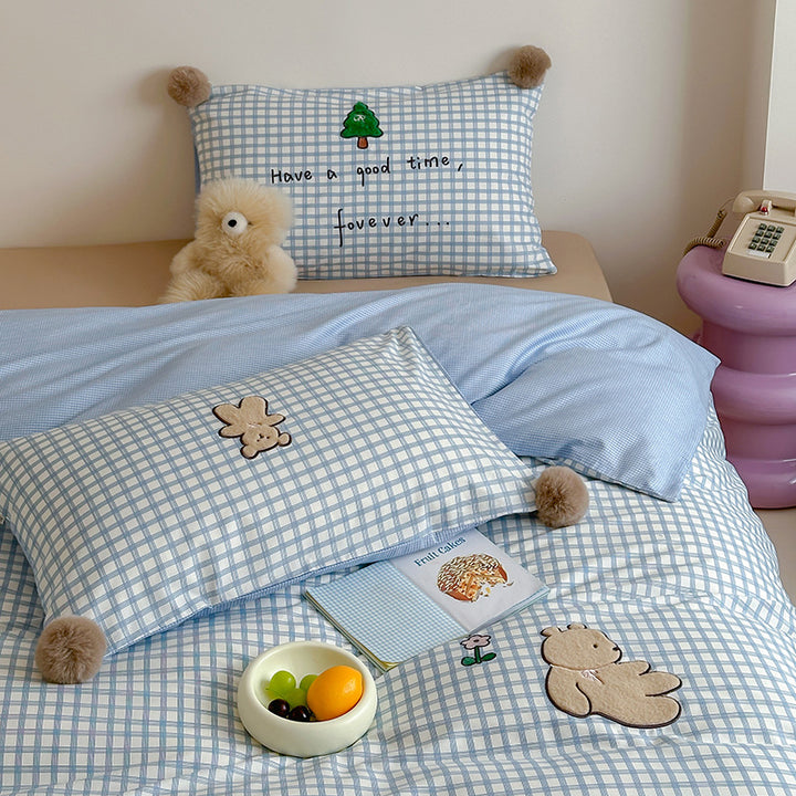 Children's bedding set made of cotton percale with check pattern, bear appliqué and pompom corners