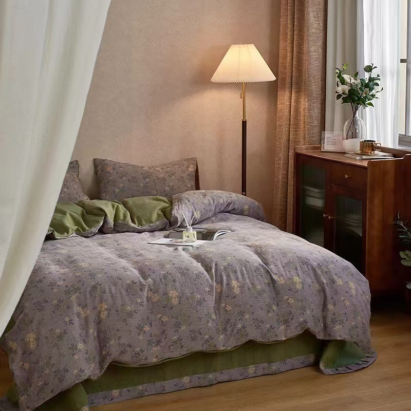 Reversible bedding set made of cotton-linen with delicate floral print and quilted blanket