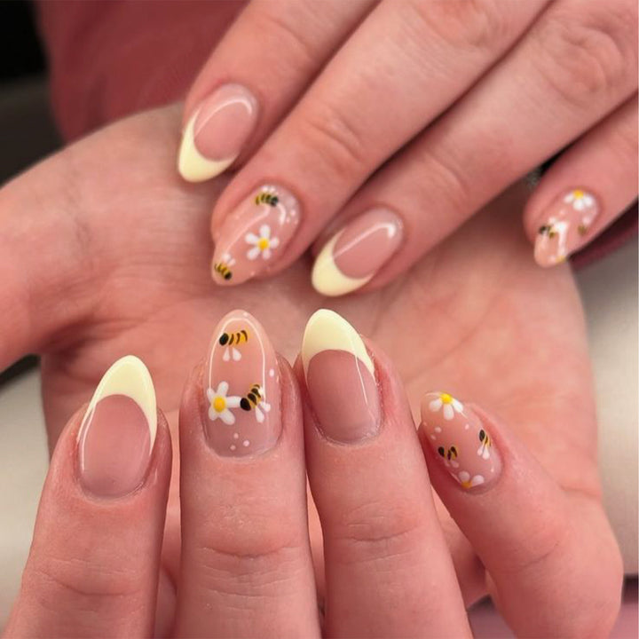 Artificial nail art with playful dots and bows Kalsten