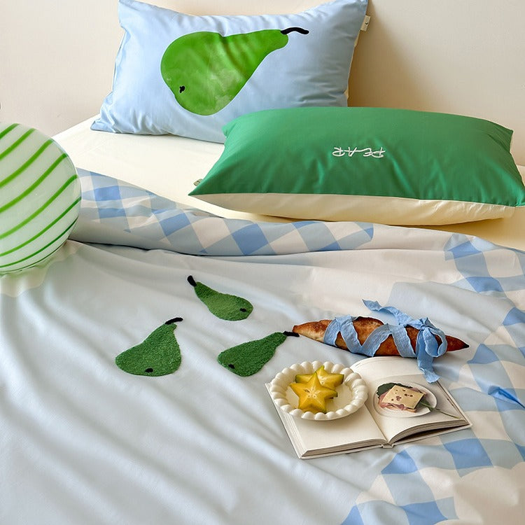 Bedding set made of high-quality cotton satin with decorative border and reversible function