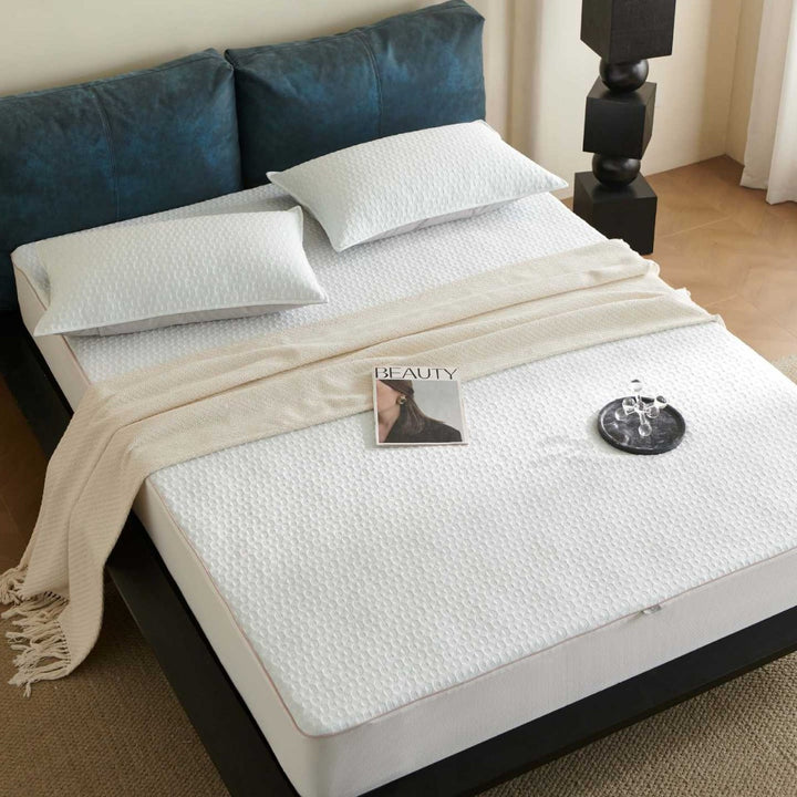 Breathable mattress topper made of memory foam with removable cotton cover