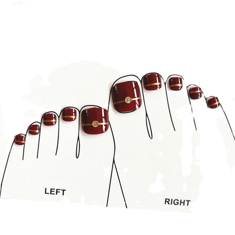 Artificial toenails with elegant gold embellishments Kalsten