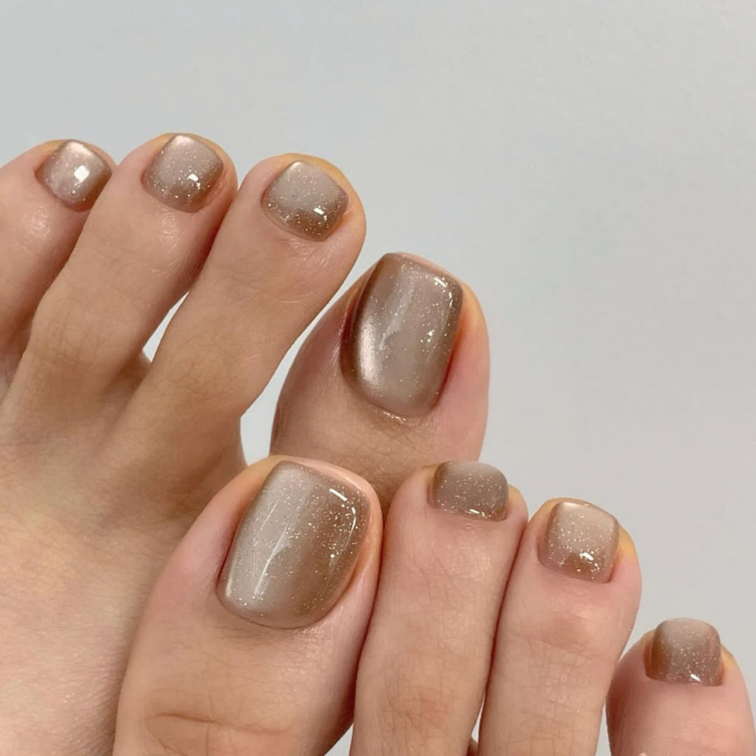 Artful toenail decoration with elegant gold accent Kalsten