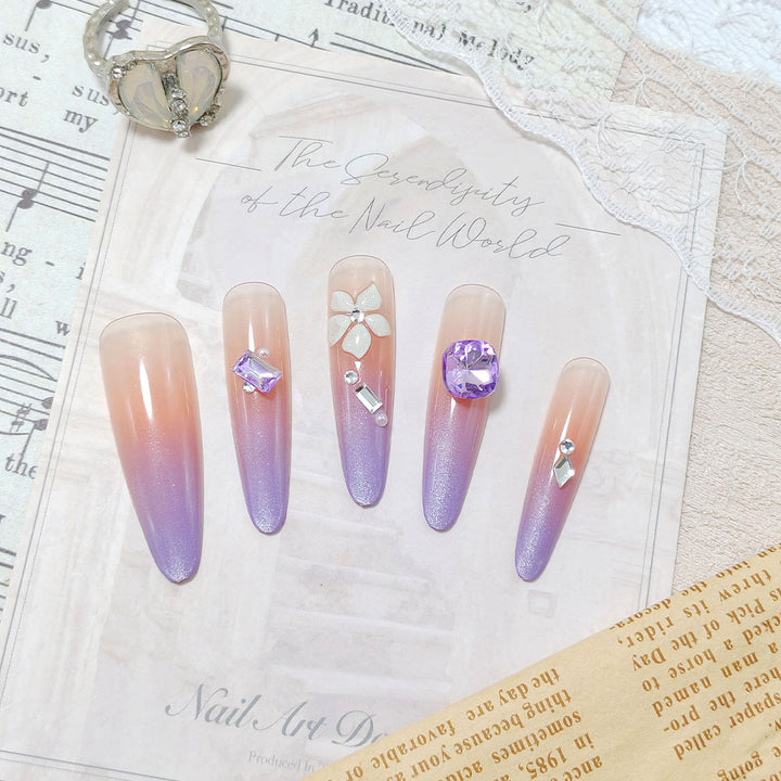 Artistic fingernails with delicate rhinestone details Kalsten