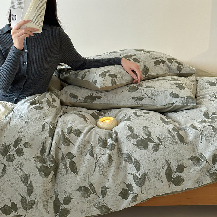 Cotton percale bedding set with natural leaf print and reversible look