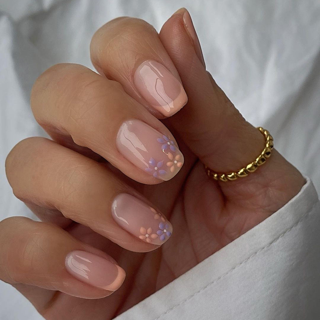 Artful Nail Art with Floral Accents Kalsten