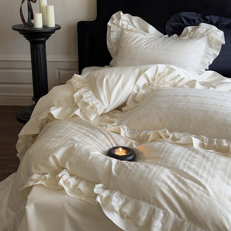 Elegant bedding set with ruffled frill, fine jacquard texture and lace trim