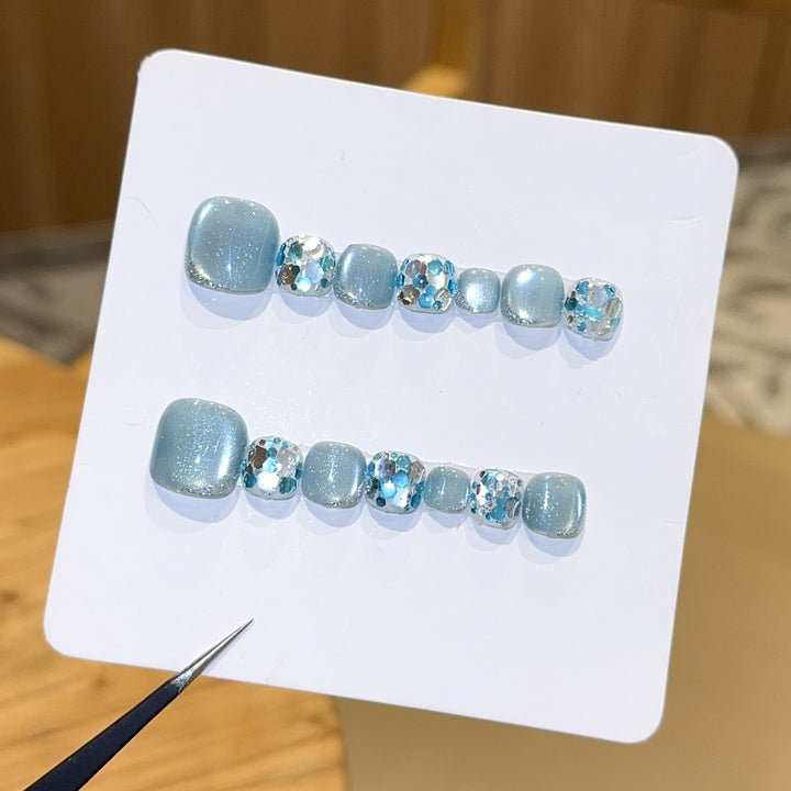 Glamorous artificial nails in the cool glitter design Kalsten