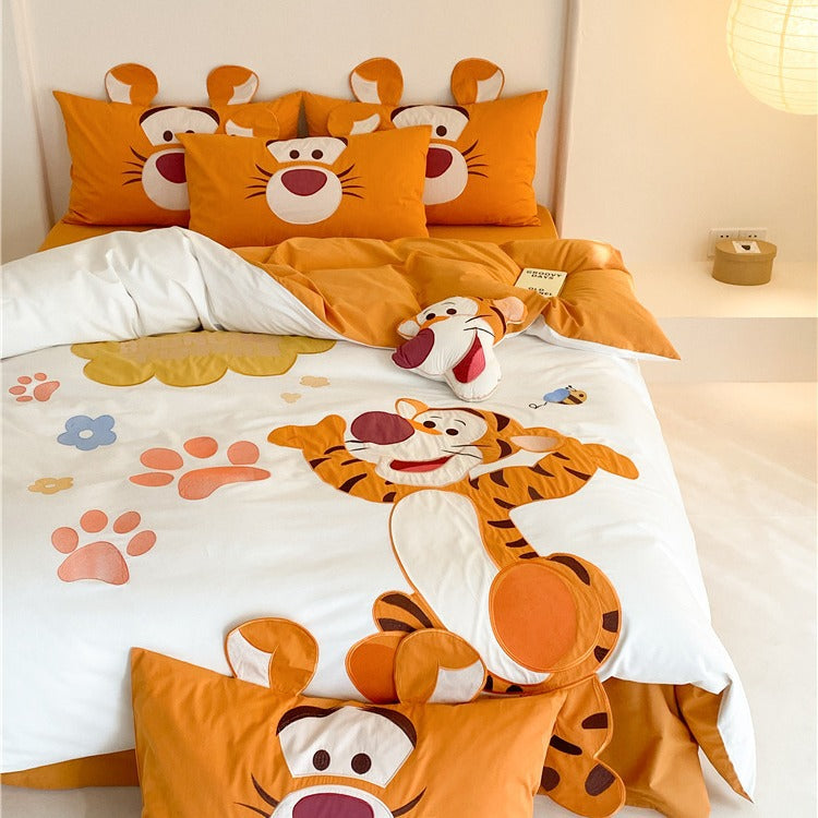 Children's bedding set with three-dimensional tiger applique and ear pillow