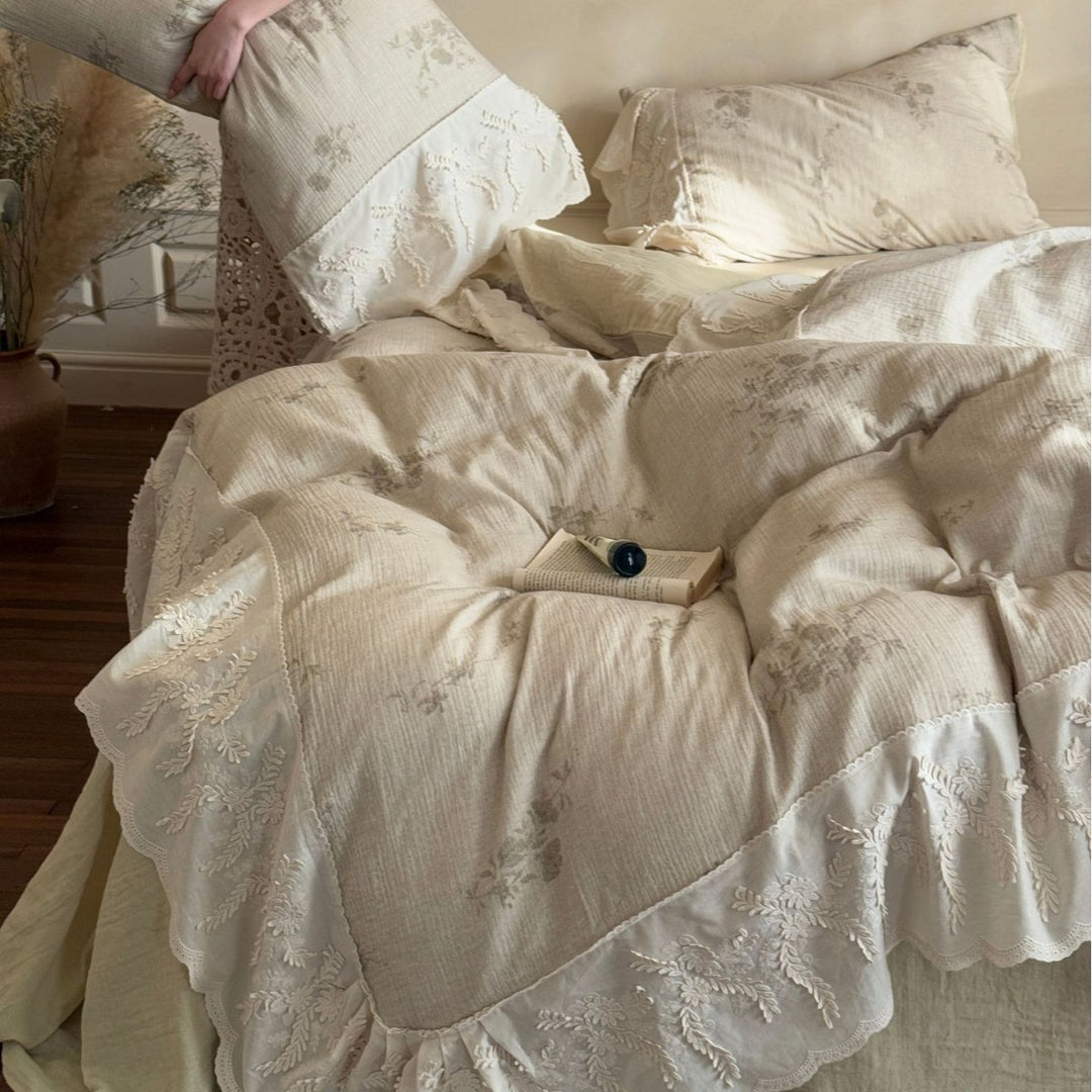 Romantic embroidered bedding set made of cotton-linen with lace frill
