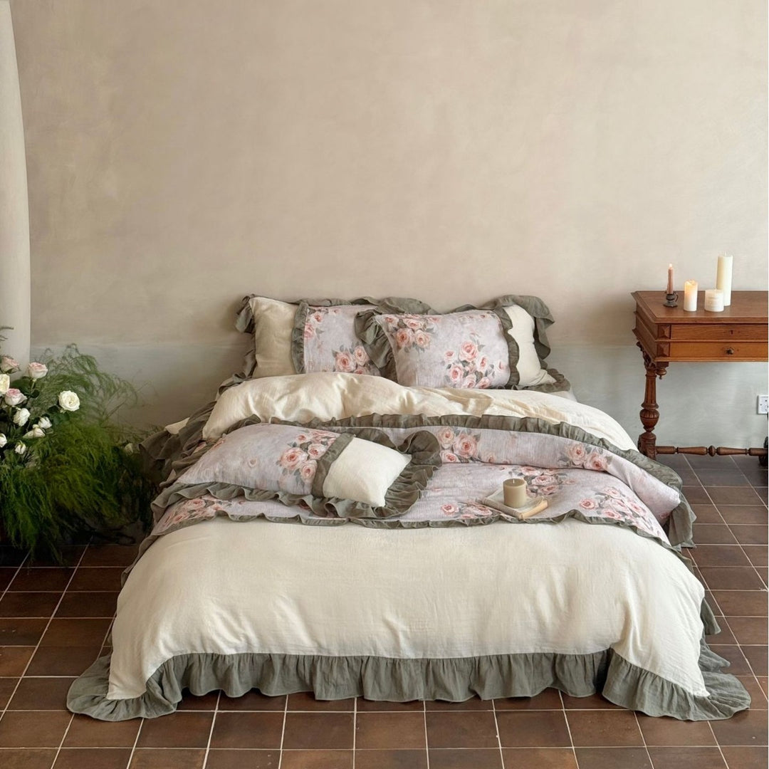 Bedding set with linen look, floral pattern and decorative ruffle trim