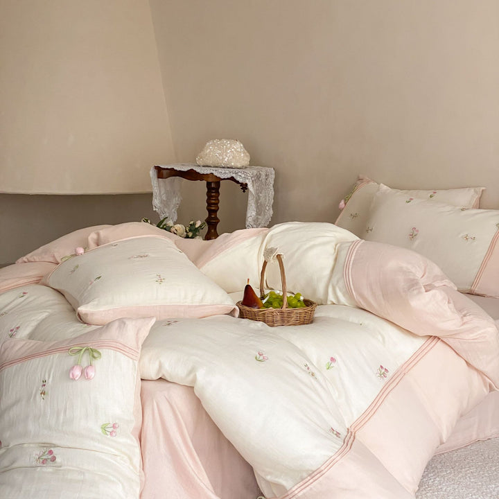 Bedding set made of cotton satin with fine tulip embroidery and quilted bedspread